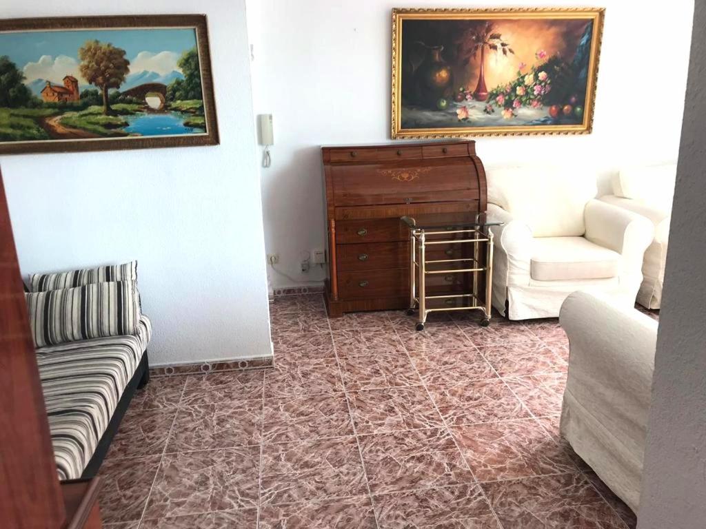 Costamar: Beachfront Family Retreat with Sea Views and Wi-Fi Benalmadena Exterior photo