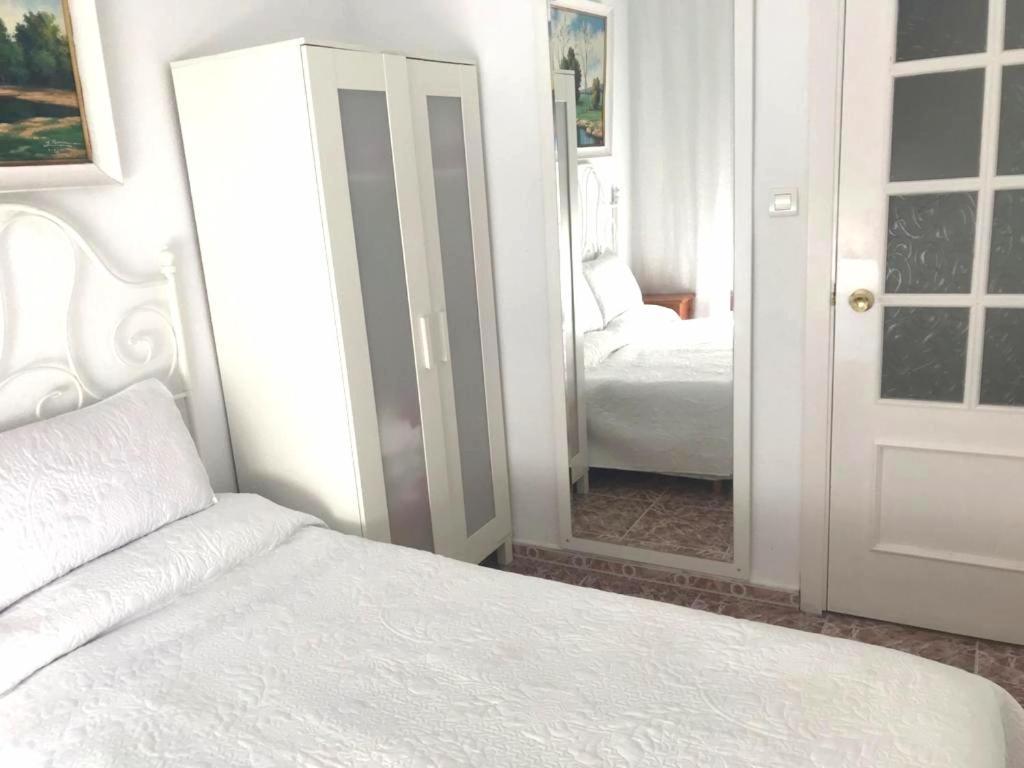Costamar: Beachfront Family Retreat with Sea Views and Wi-Fi Benalmadena Exterior photo